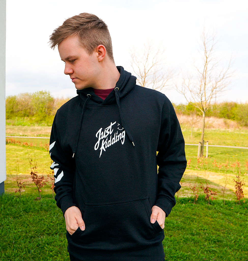 Just Kidding Sort Hoodie – DailyMerch.dk